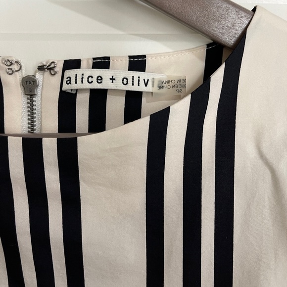 Alice + Olivia Black & White Structured Top w/ Flare Sleeves Women’s Size Small - Picture 3 of 4